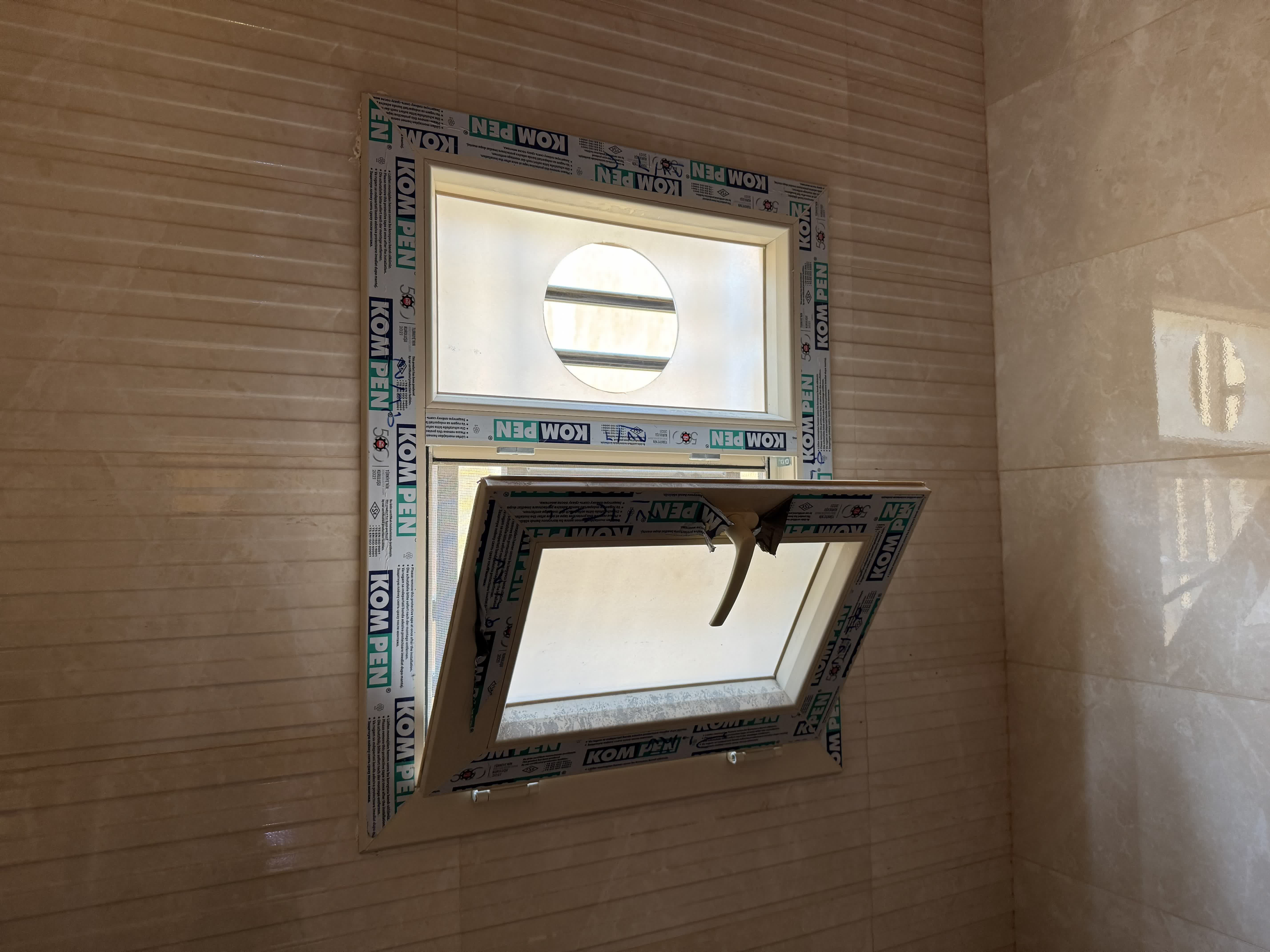 شباك قلاب مفتوح ، قطاع كومبن يو بي في سي ، مع سلك ثابت لمنع الحشرات والقوارض