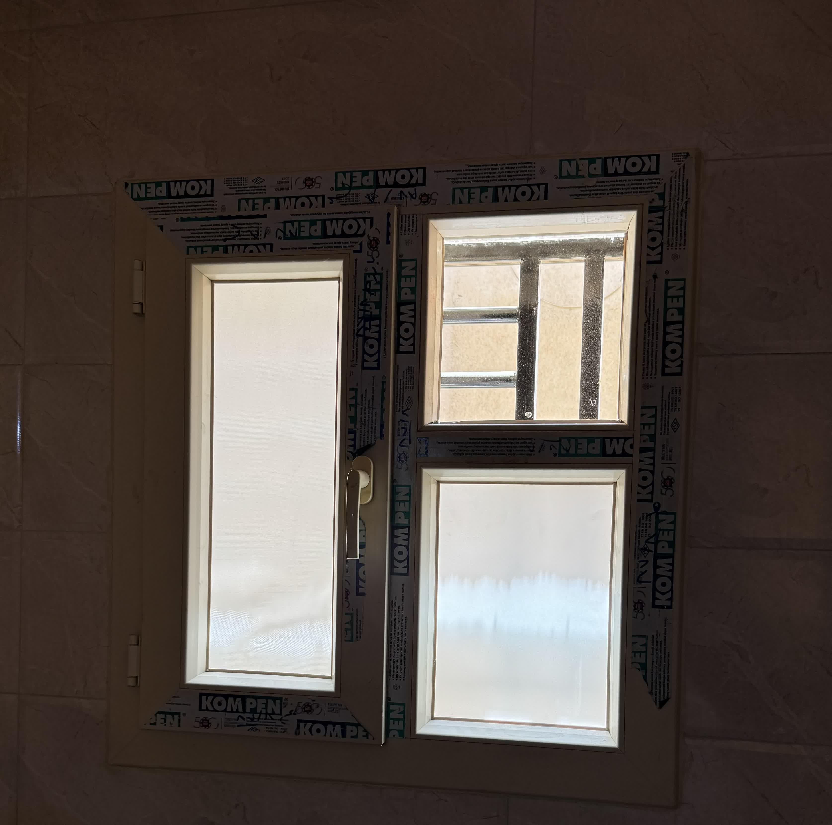 شباك مفصلي درفة واحدة مع جزئين ثابتين ، قطاع كومبن يو بي في سي