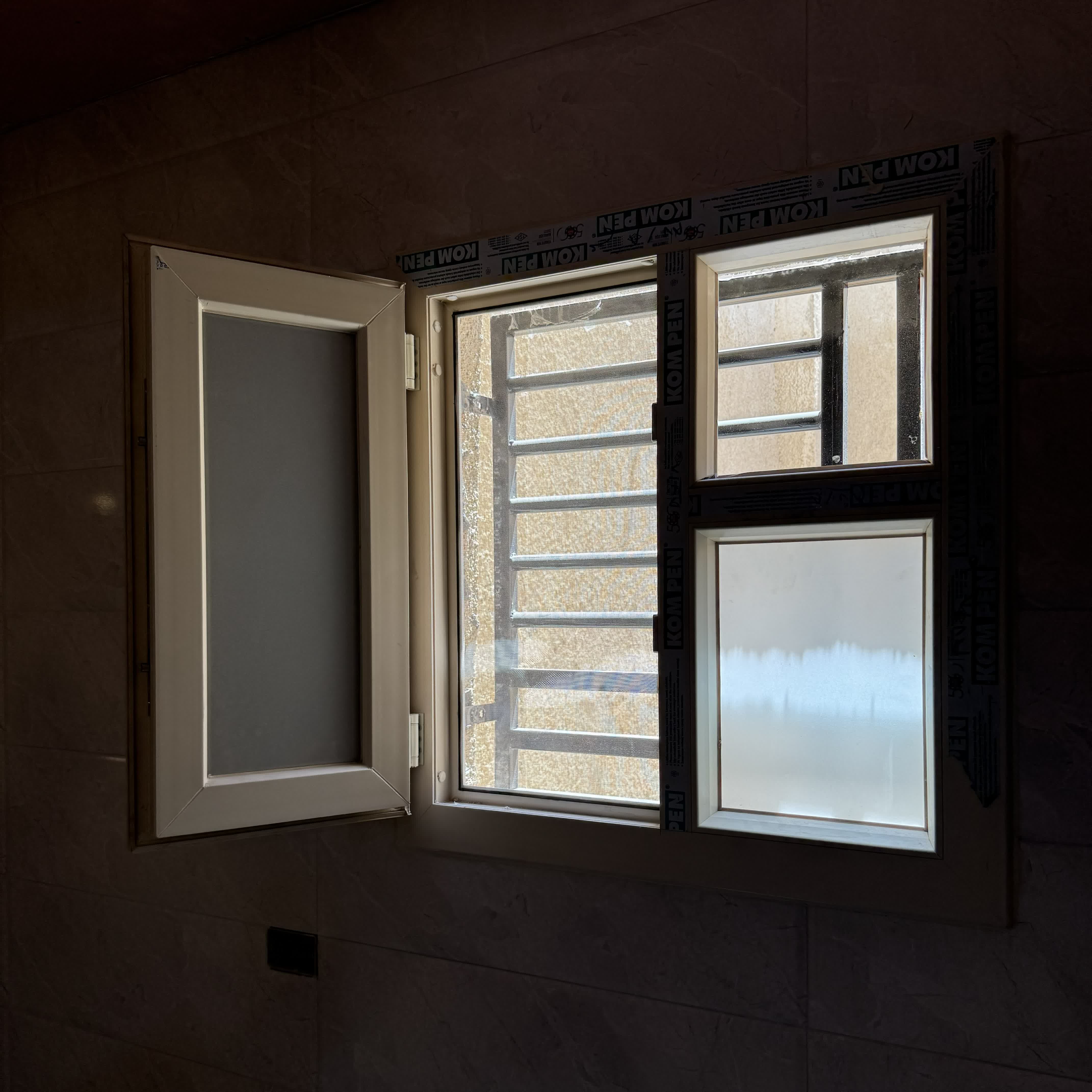 شباك مفصلي درفة واحدة مفتوحة ، مع جزئين ثابتين ، قطاع كومبن يو بي في سي