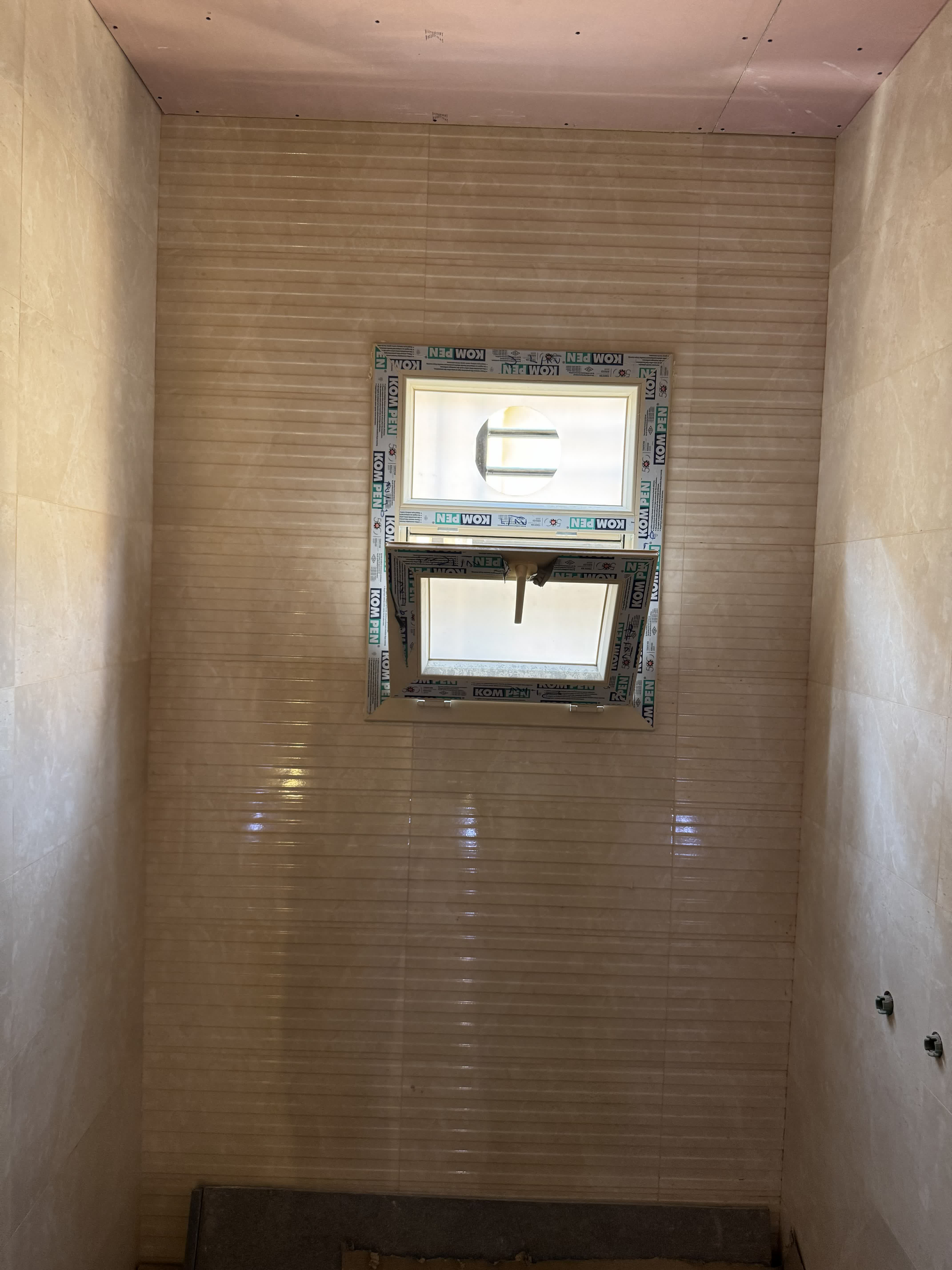 شباك قلاب مفتوح ، قطاع كومبن يو بي في سي