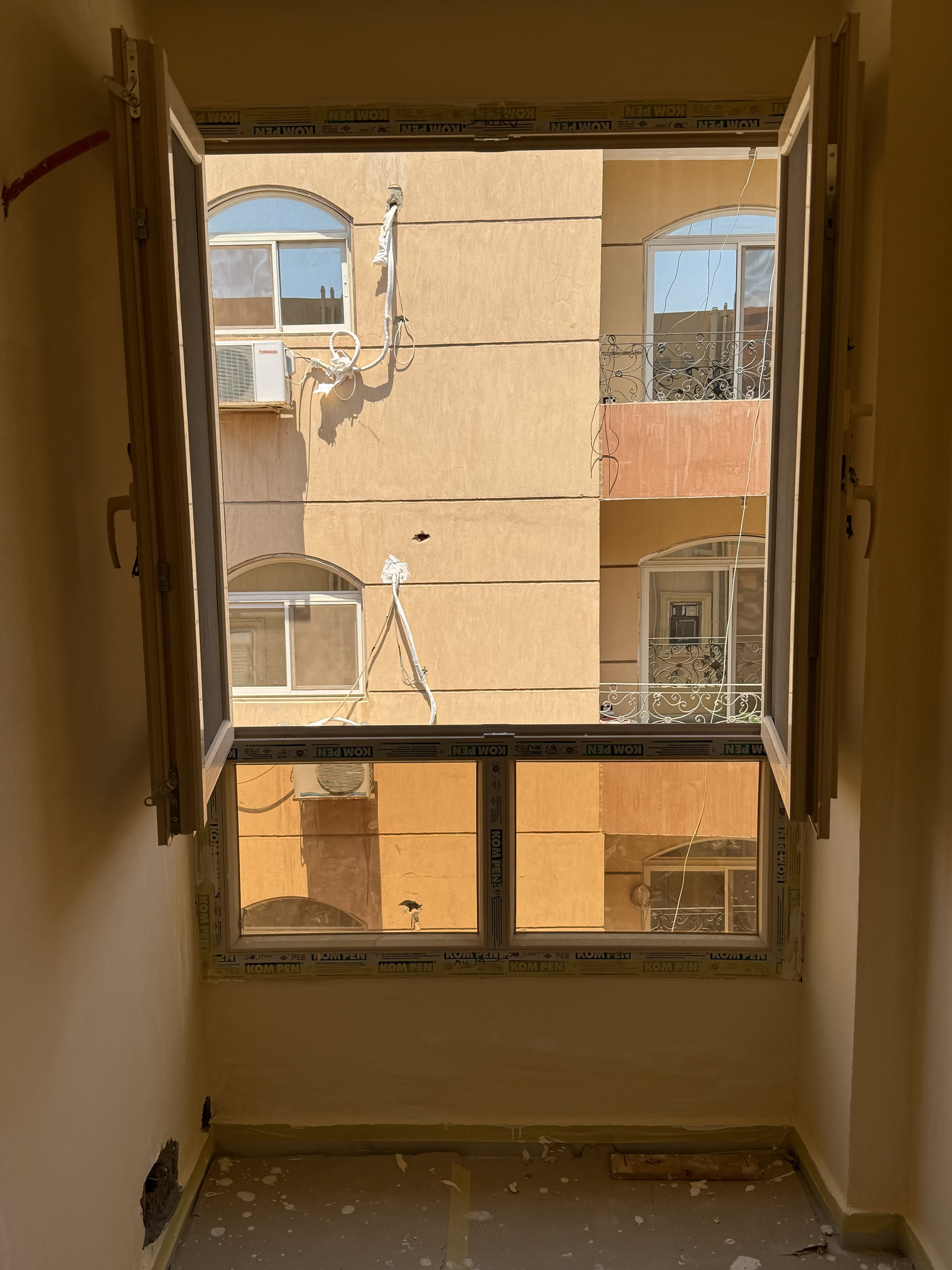 شباك مفصلي مفتوح ، قطاع كومبن يو بي في سي