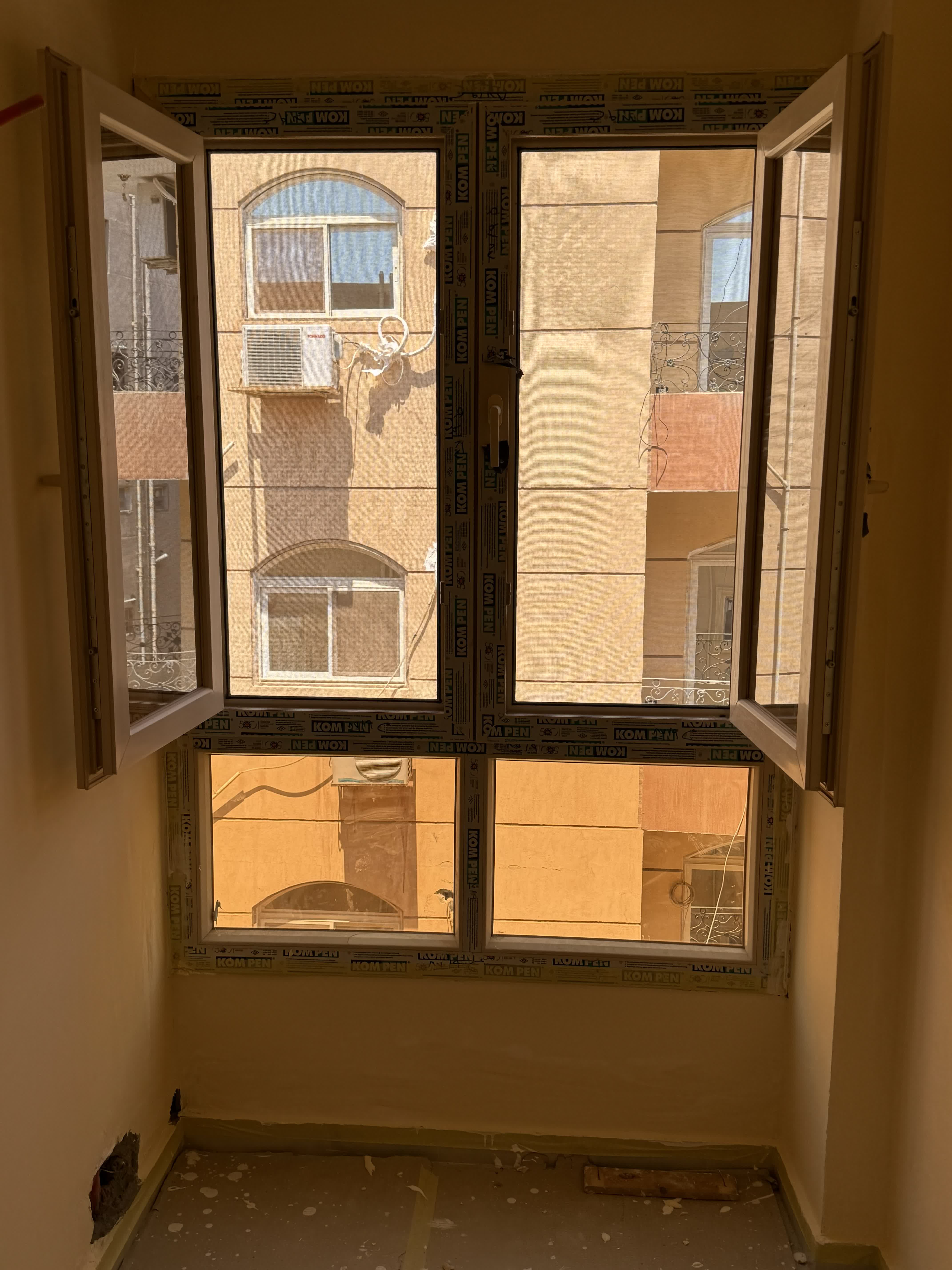 شباك مفصلي ، قطاع كومبن يو بي في سي