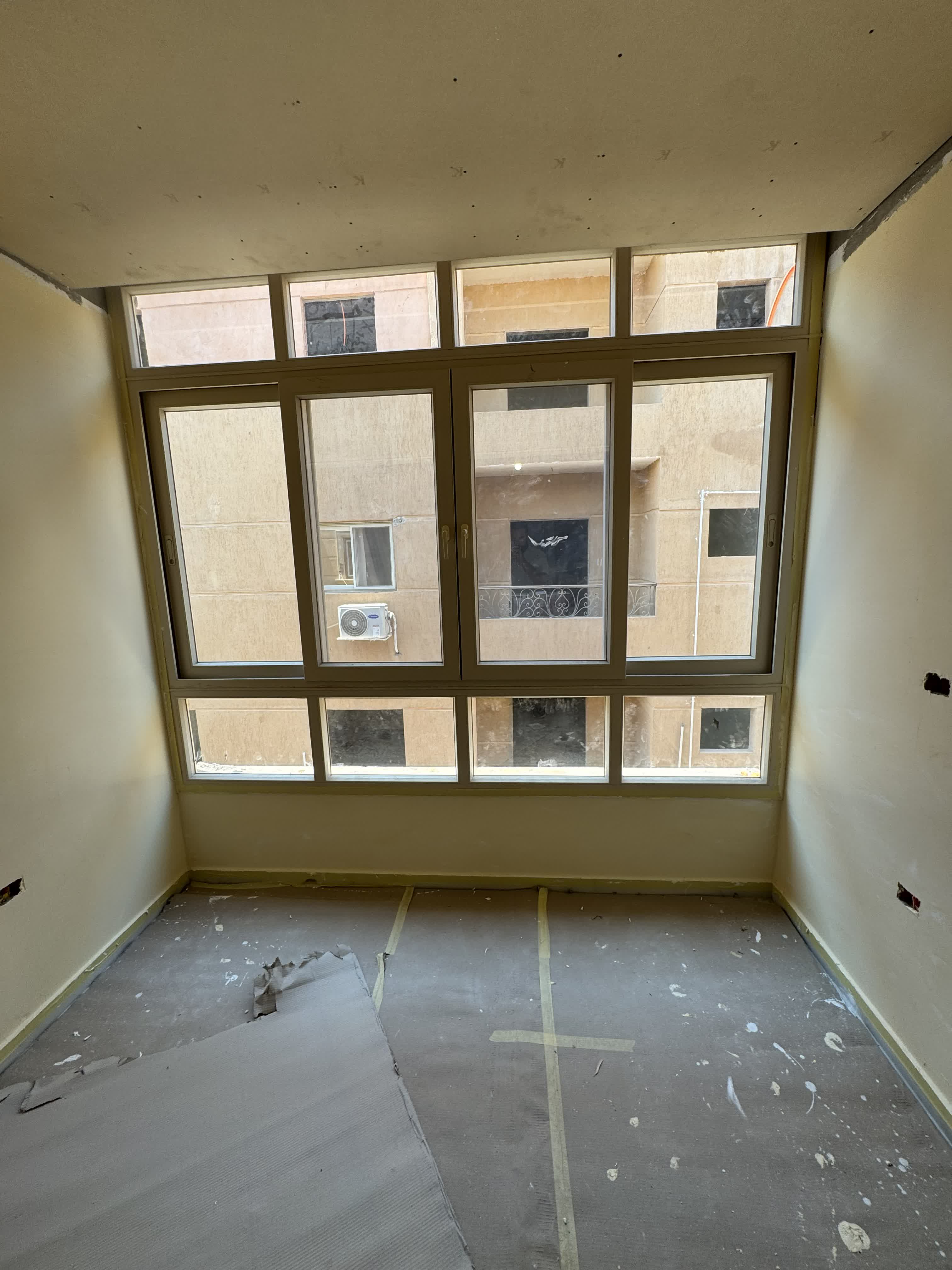 شباك جرار كبير بحجم الحائط الخارجي ، درفتين جرار ، 8 بانل زجاج ثابت